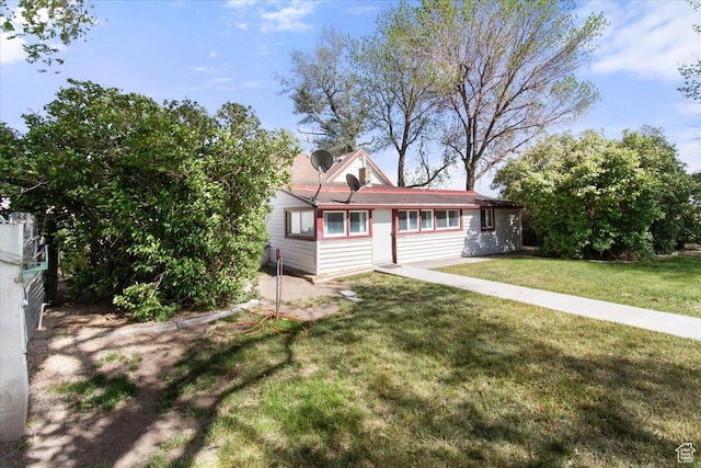 view of front facade with a front yard