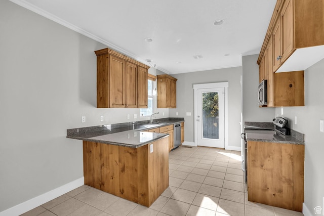 10342 S Millerton Dr, South Jordan, UT 84009 - kitchen featuring appliances with stainless steel finishes, crown molding, a peninsula, baseboards, and a sink