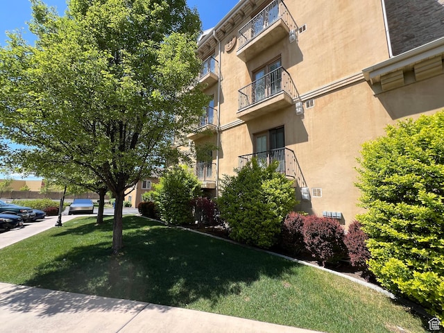 view of apartment building / complex