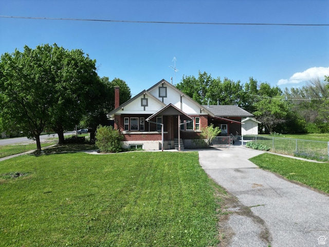 view of front facade featuring concrete driveway