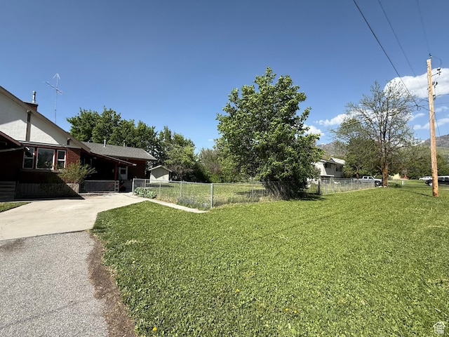 view of yard with driveway