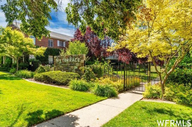 view of home's community featuring a gate