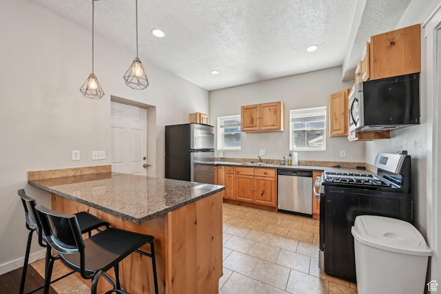 125 W 800 S, Salt Lake City, UT 84101 - kitchen featuring appliances with stainless steel finishes, a peninsula, a textured ceiling, a sink, and a breakfast bar area