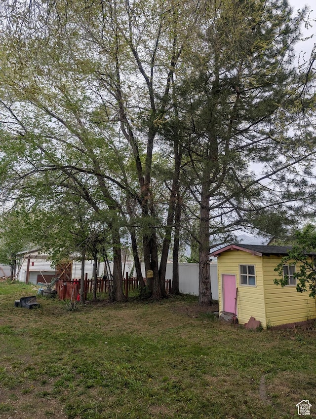 view of yard with an outdoor structure