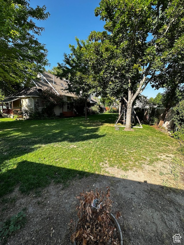 view of green lawn