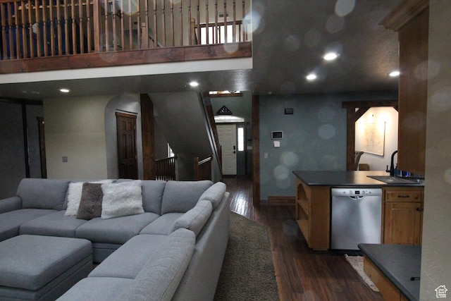 463 E 200 N, Mapleton, UT 84664 - living room featuring dark wood-style floors, arched walkways, and recessed lighting