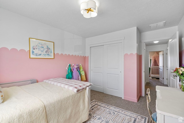 bedroom featuring carpet floors and a closet