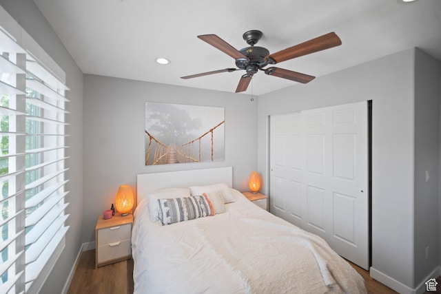 bedroom featuring dark wood-style floors, baseboards, recessed lighting, a closet, and ceiling fan