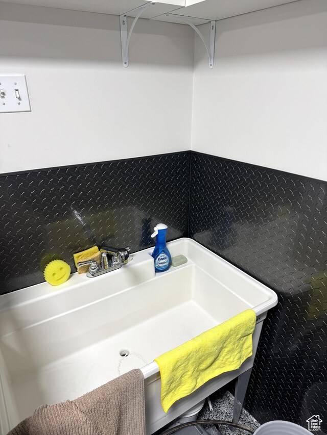 10539 S Haven View Ct W, South Jordan, UT 84095 - bathroom with a sink and tasteful backsplash