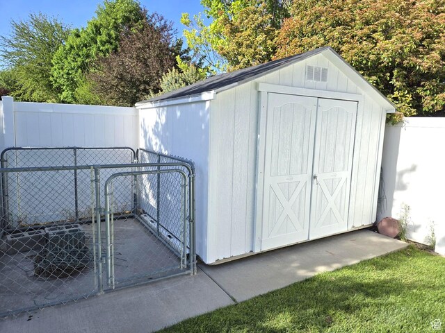 10539 S Haven View Ct W, South Jordan, UT 84095 - view of shed featuring a gate and fence