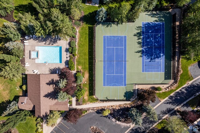drone / aerial view of a pool