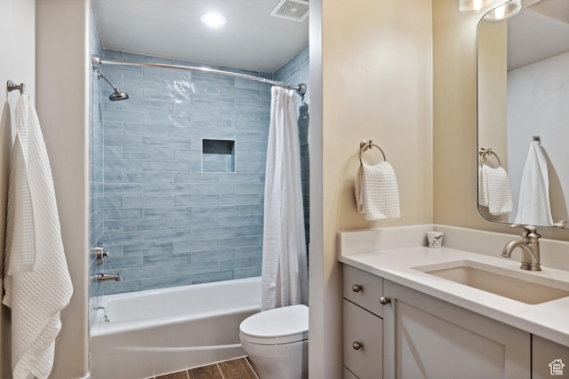 full bath with shower / bath combo with shower curtain, toilet, vanity, and recessed lighting