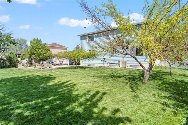 view of green lawn with a patio