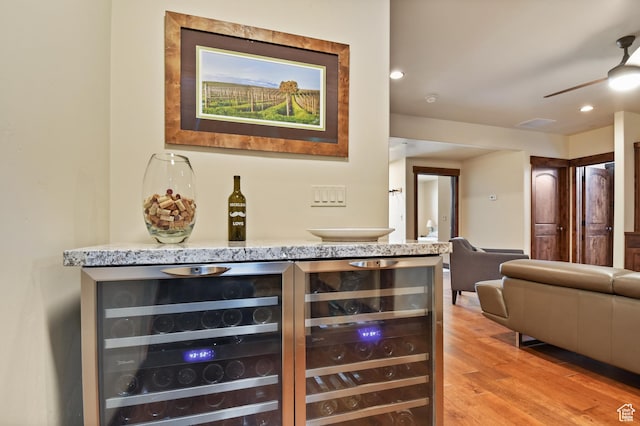 indoor dry bar featuring wine cooler, light wood finished floors, a ceiling fan, and recessed lighting