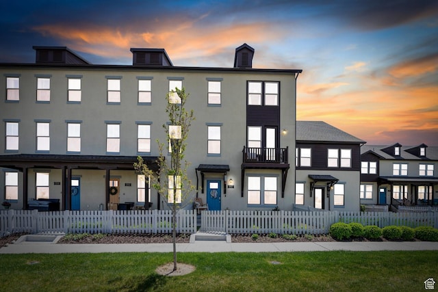 view of front of property featuring stucco siding and a fenced front yard