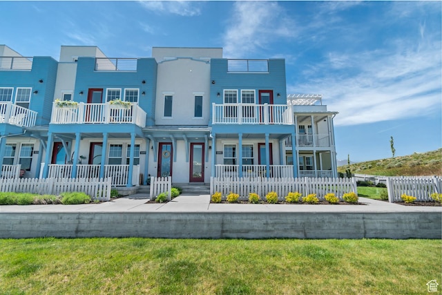 view of front of property featuring stucco siding and a balcony