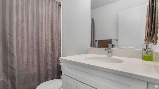 full bath featuring vanity, toilet, and a shower with curtain