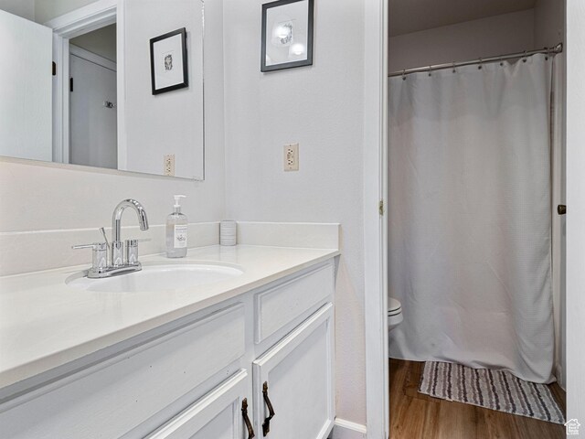 full bath featuring wood finished floors, toilet, vanity, and a shower with shower curtain