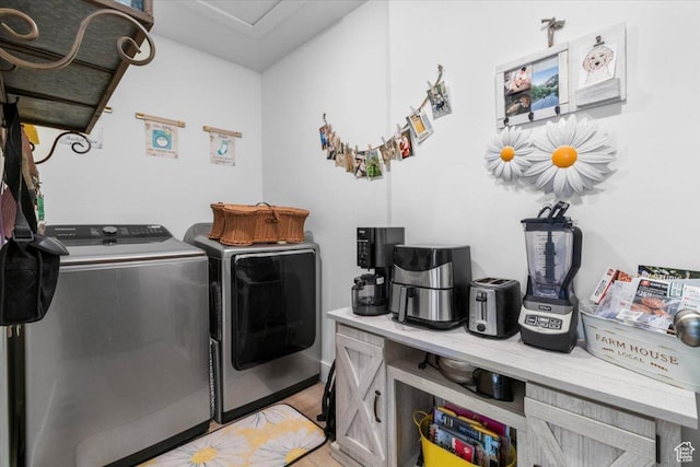 40 E 920 N, Santaquin, UT 84655 - laundry area with washer and dryer and light wood-style flooring