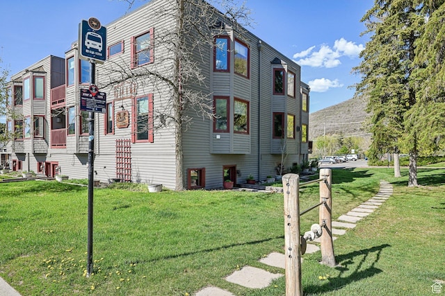 view of side of property featuring a lawn