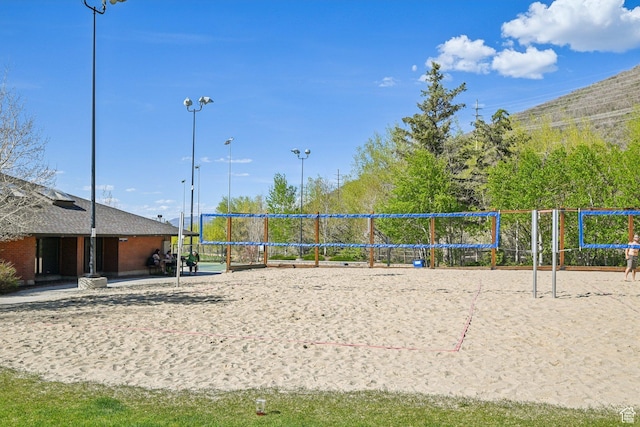 surrounding community with volleyball court