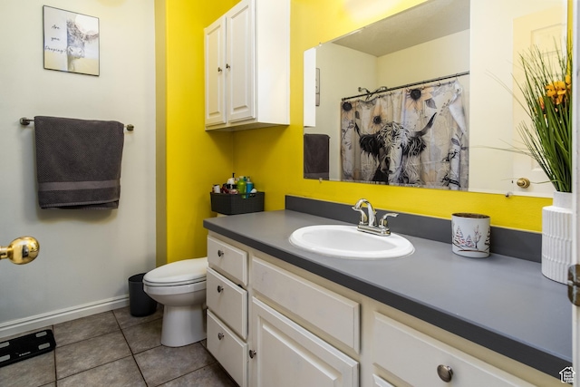 full bathroom featuring toilet, vanity, tile patterned floors, baseboards, and a shower with shower curtain