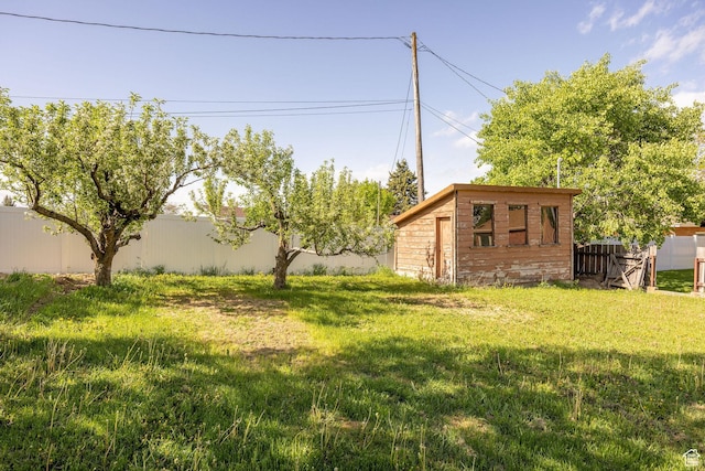view of yard featuring an outdoor structure