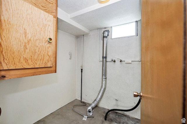 bathroom featuring concrete flooring