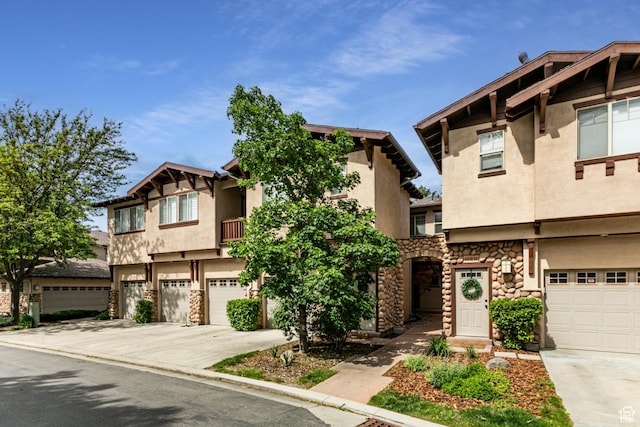 view of front of property with stucco siding, a garage, and driveway