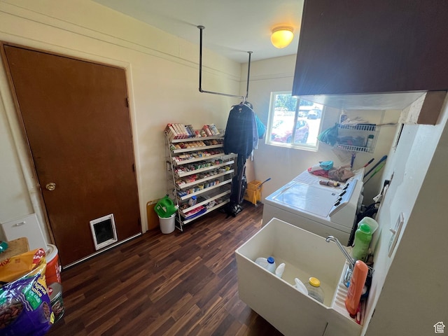 bathroom featuring wood finished floors, a bath, and washing machine and clothes dryer
