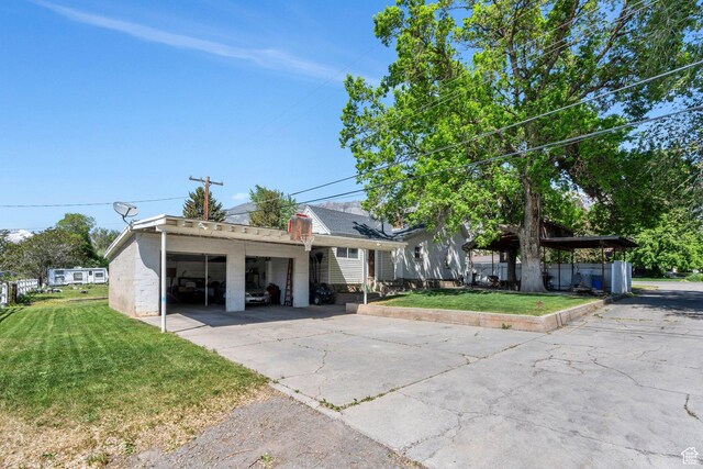 view of front of home featuring a front yard