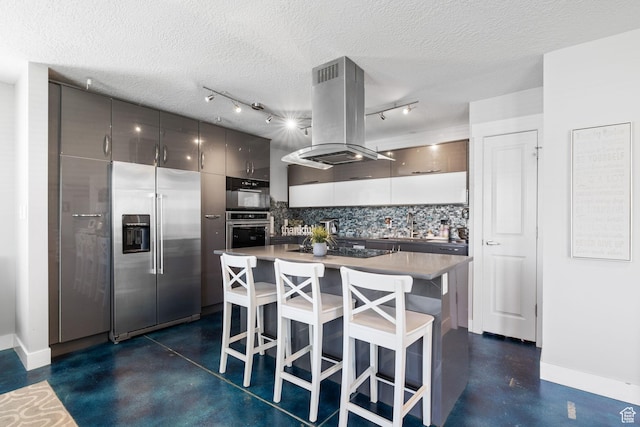 2859 W Country Classic Dr, Bluffdale, UT 84065 - kitchen with stainless steel appliances, baseboards, tasteful backsplash, a kitchen breakfast bar, and a textured ceiling