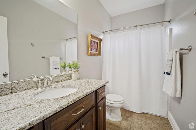 full bath featuring toilet, vanity, and a shower with curtain