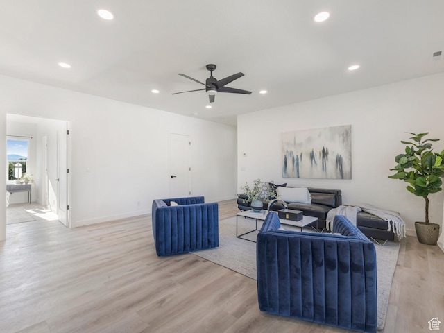 living area featuring light wood-type flooring, ceiling fan, recessed lighting, and baseboards