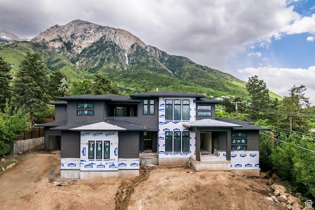 view of front of property featuring a mountain view