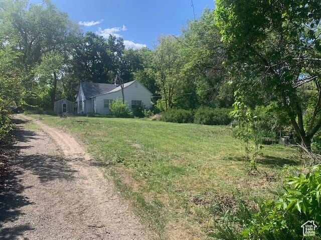 view of yard with driveway