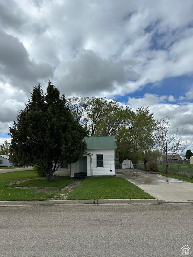 733 Clay St, Montpelier, ID 83254 - view of front of home featuring metal roof and driveway