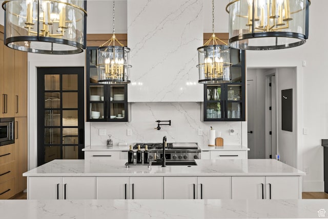 bar area with a chandelier, a sink, pendant lighting, and decorative backsplash