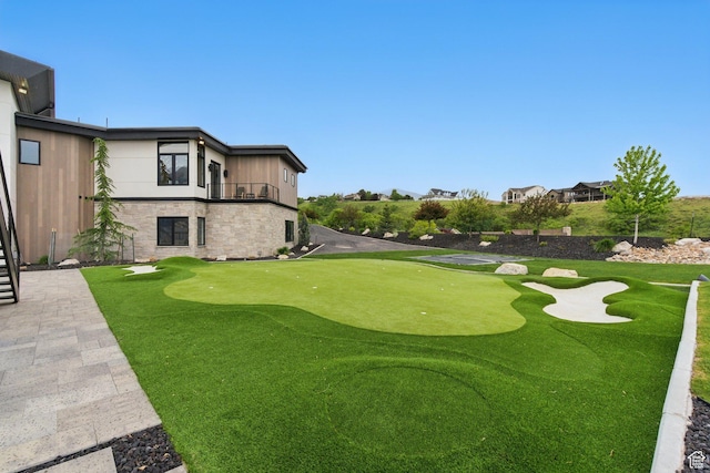 view of yard featuring a putting green and golf course view
