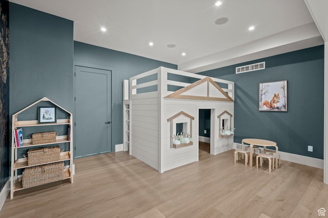 living room with wood finished floors, recessed lighting, and baseboards