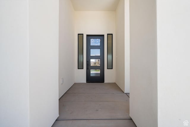 entrance to property with stucco siding