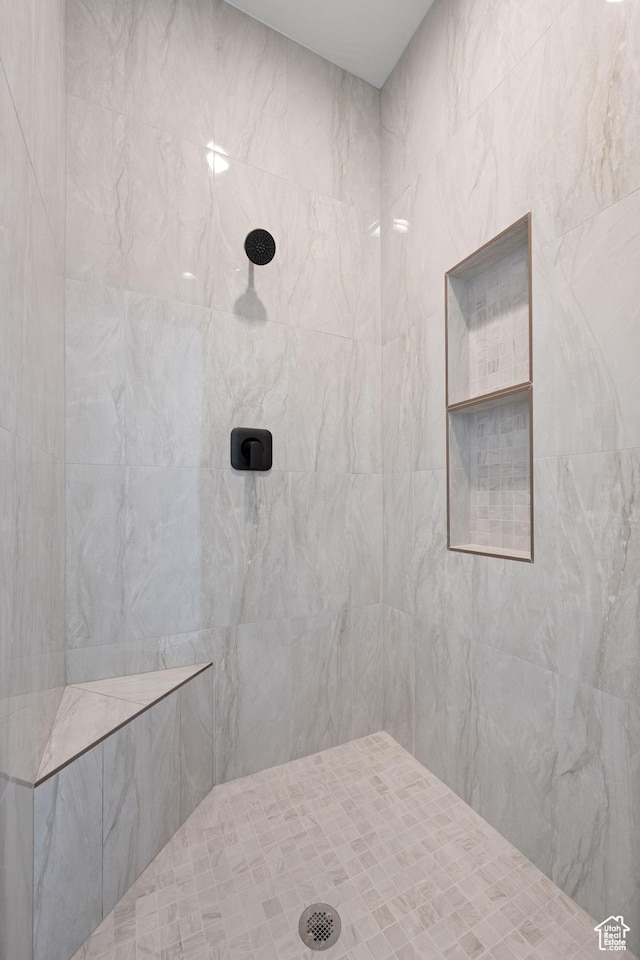 full bathroom featuring tiled shower
