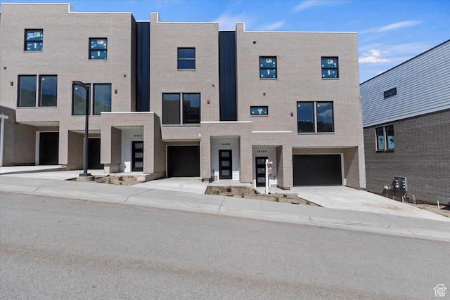 view of front facade with an attached garage and driveway