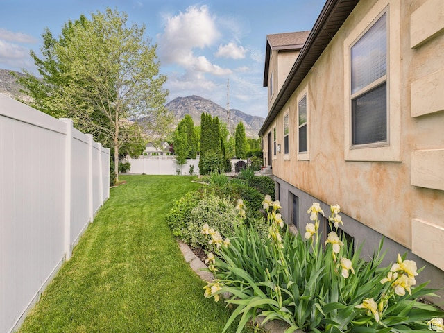 view of yard featuring a mountain view