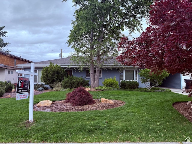 view of front of house featuring a front lawn