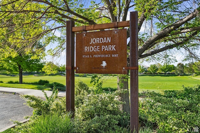 community / neighborhood sign featuring a lawn