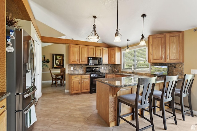 kitchen featuring black appliances, backsplash, a breakfast bar area, a peninsula, and lofted ceiling