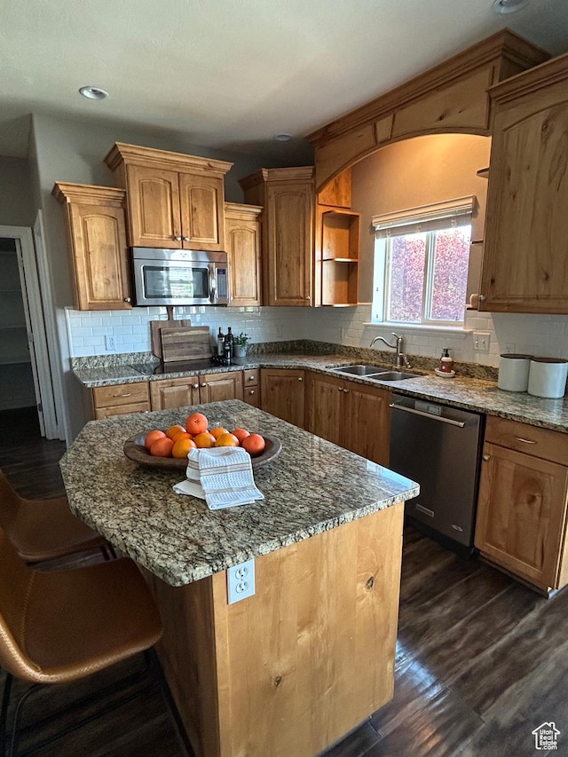 642 W 1250 S, Lehi, UT 84043 - kitchen with appliances with stainless steel finishes, a sink, dark wood-style floors, dark stone countertops, and recessed lighting