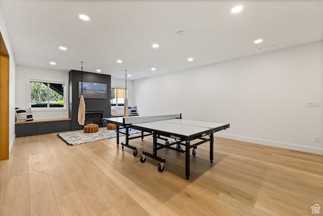 rec room with light wood-style flooring, healthy amount of natural light, recessed lighting, and baseboards