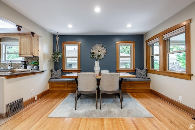dining space featuring light wood finished floors, recessed lighting, and baseboards